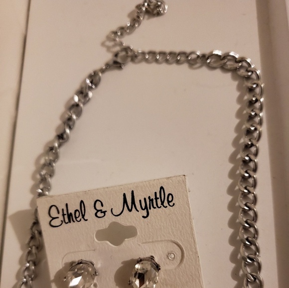 *U 📿👂💍 Necklace & Earring Set - Picture 5 of 7